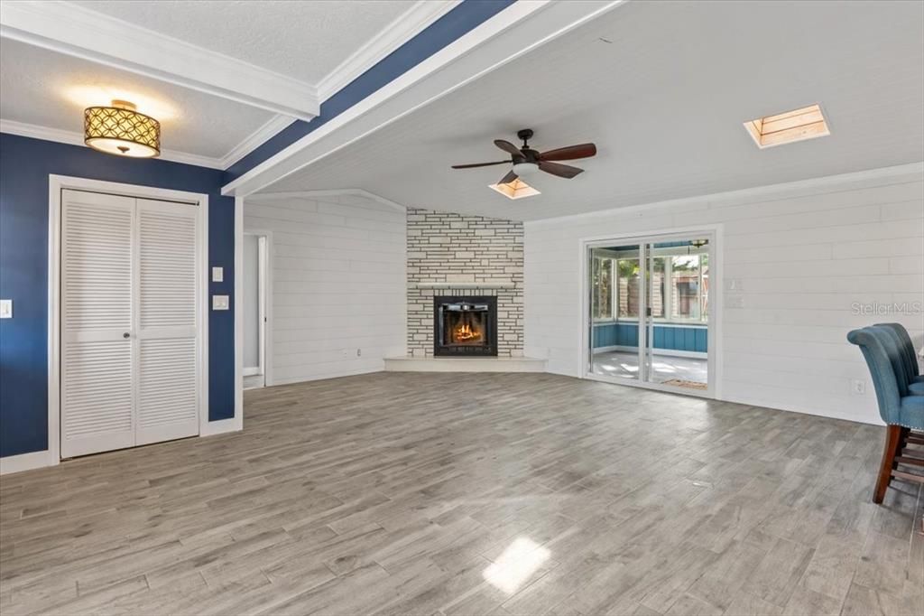 Activo con contrato: $349,000 (3 camas, 2 baños, 1562 Pies cuadrados)