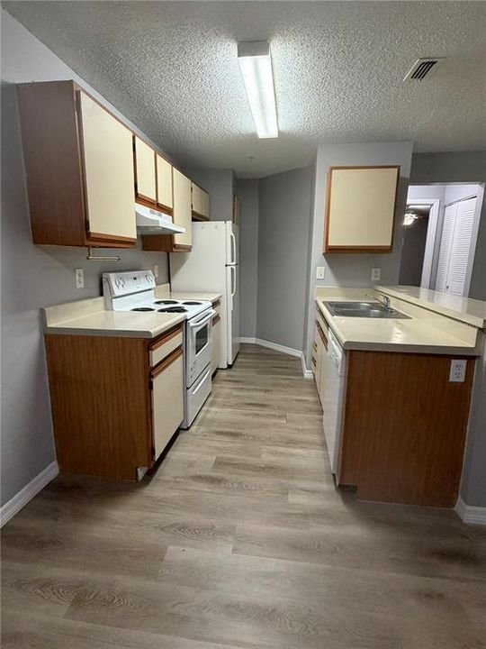 待售: $145,000 (2 贝兹, 2 浴室, 1019 平方英尺)