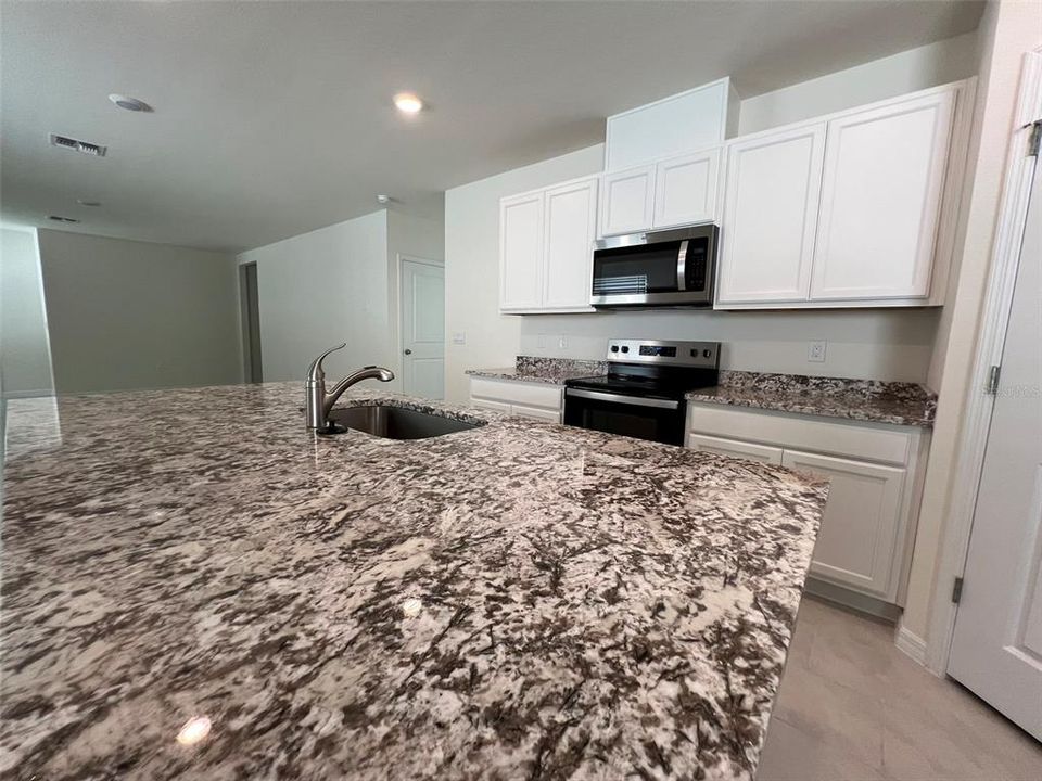 出租: $2,200 (4 贝兹, 2 浴室, 1665 平方英尺)