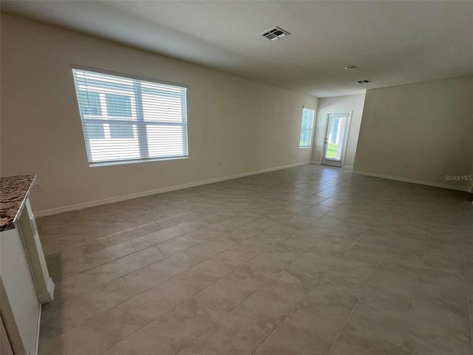 出租: $2,200 (4 贝兹, 2 浴室, 1665 平方英尺)