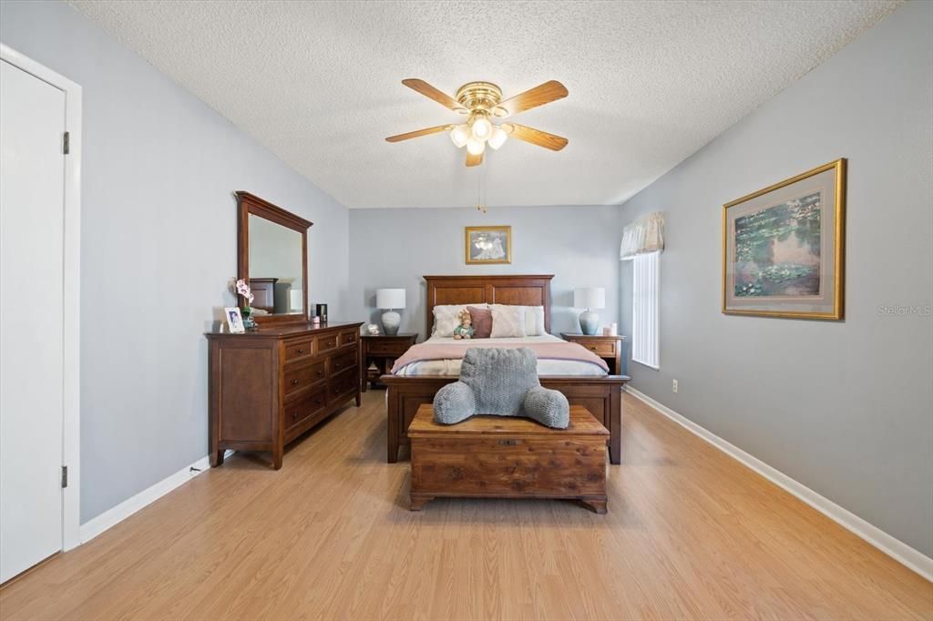 For Sale: $450,000 (3 beds, 2 baths, 1563 Square Feet)