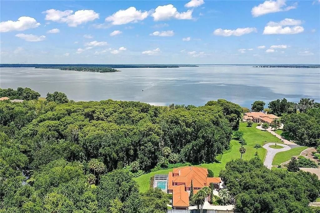 For Sale: $1,499,999 (5 beds, 4 baths, 6111 Square Feet)