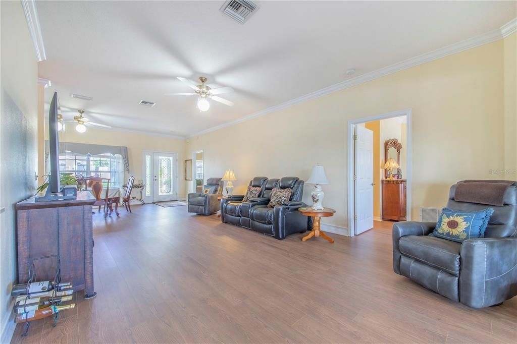 En Venta: $405,000 (3 camas, 2 baños, 2027 Pies cuadrados)