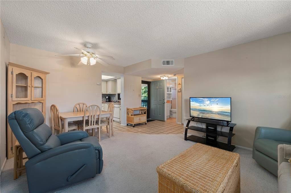 На продажу: $139,900 (2 спален, 2 ванн, 838 Квадратных фут)