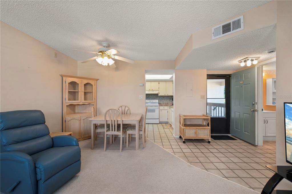 На продажу: $139,900 (2 спален, 2 ванн, 838 Квадратных фут)