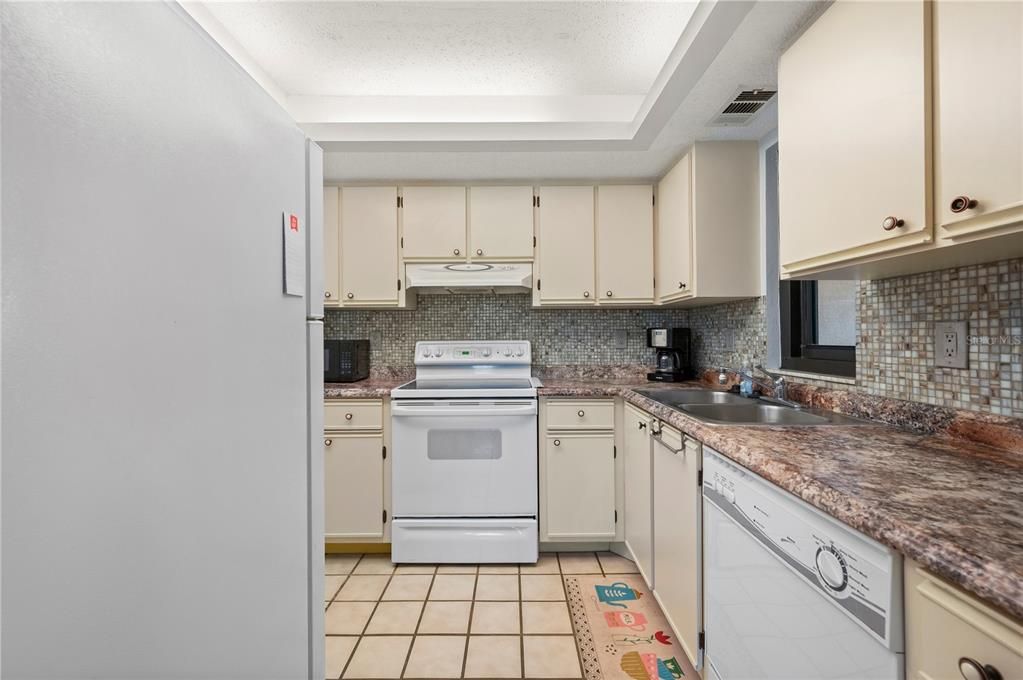 На продажу: $139,900 (2 спален, 2 ванн, 838 Квадратных фут)