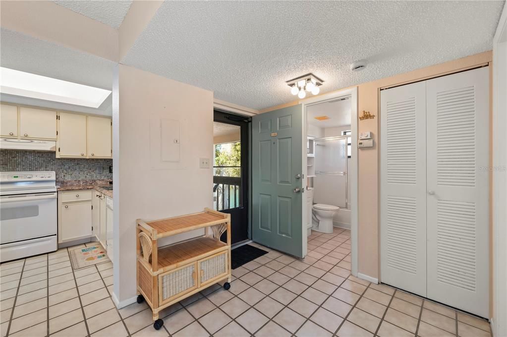 На продажу: $139,900 (2 спален, 2 ванн, 838 Квадратных фут)