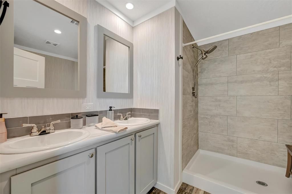 На продажу: $189,900 (2 спален, 2 ванн, 910 Квадратных фут)