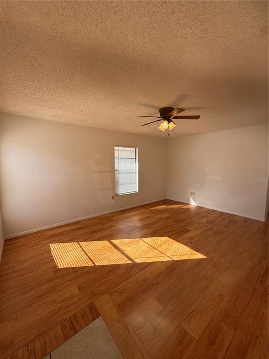 待售: $255,000 (2 贝兹, 1 浴室, 925 平方英尺)