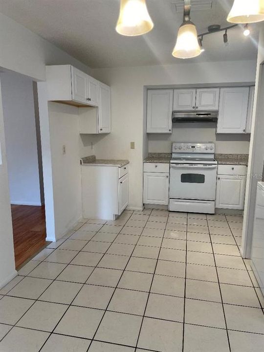 待售: $255,000 (2 贝兹, 1 浴室, 925 平方英尺)