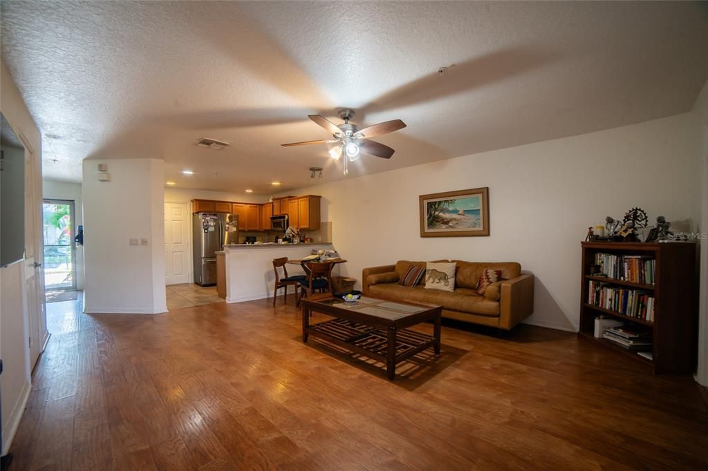 На продажу: $319,999 (3 спален, 2 ванн, 1468 Квадратных фут)