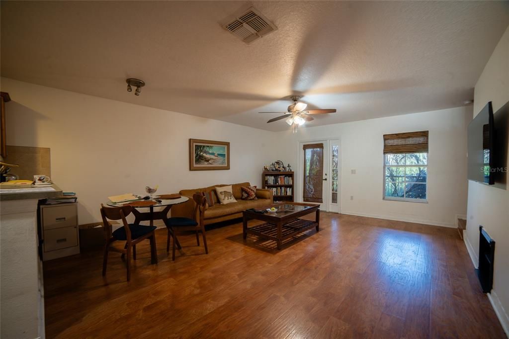 На продажу: $319,999 (3 спален, 2 ванн, 1468 Квадратных фут)