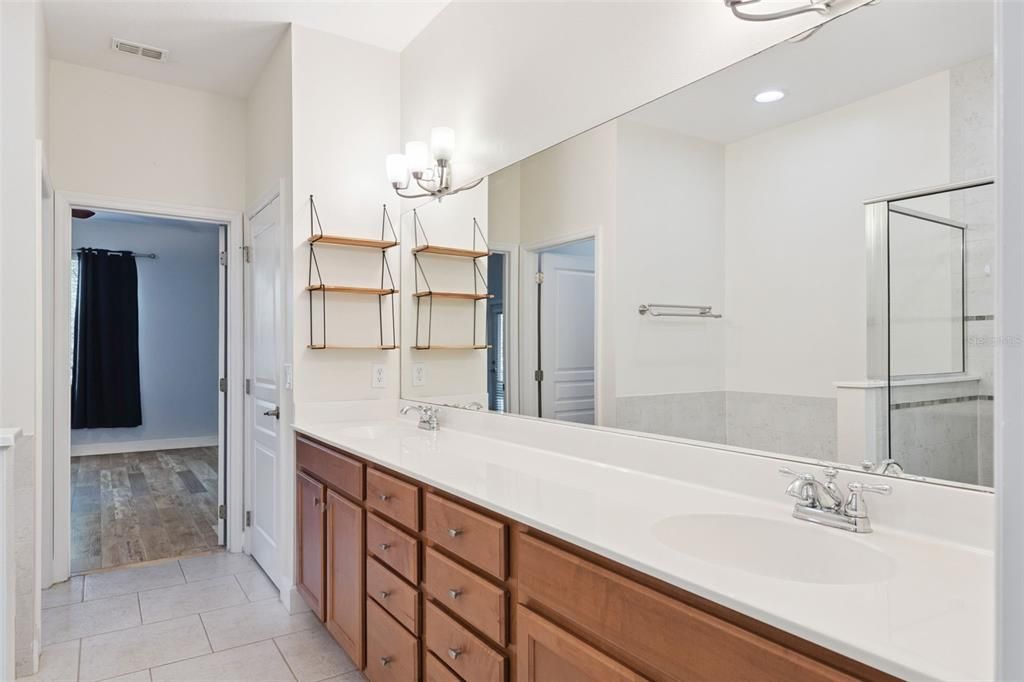 En Venta: $435,000 (4 camas, 2 baños, 2103 Pies cuadrados)