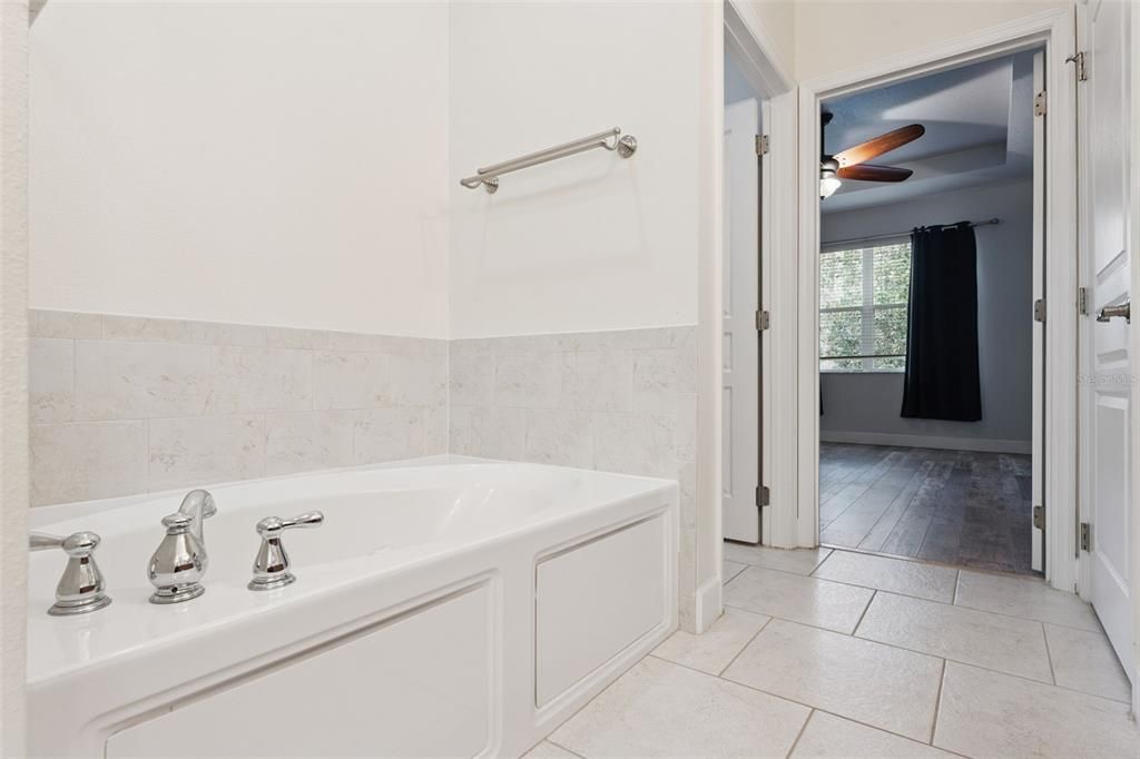 En Venta: $435,000 (4 camas, 2 baños, 2103 Pies cuadrados)