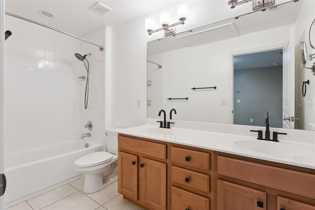 En Venta: $435,000 (4 camas, 2 baños, 2103 Pies cuadrados)