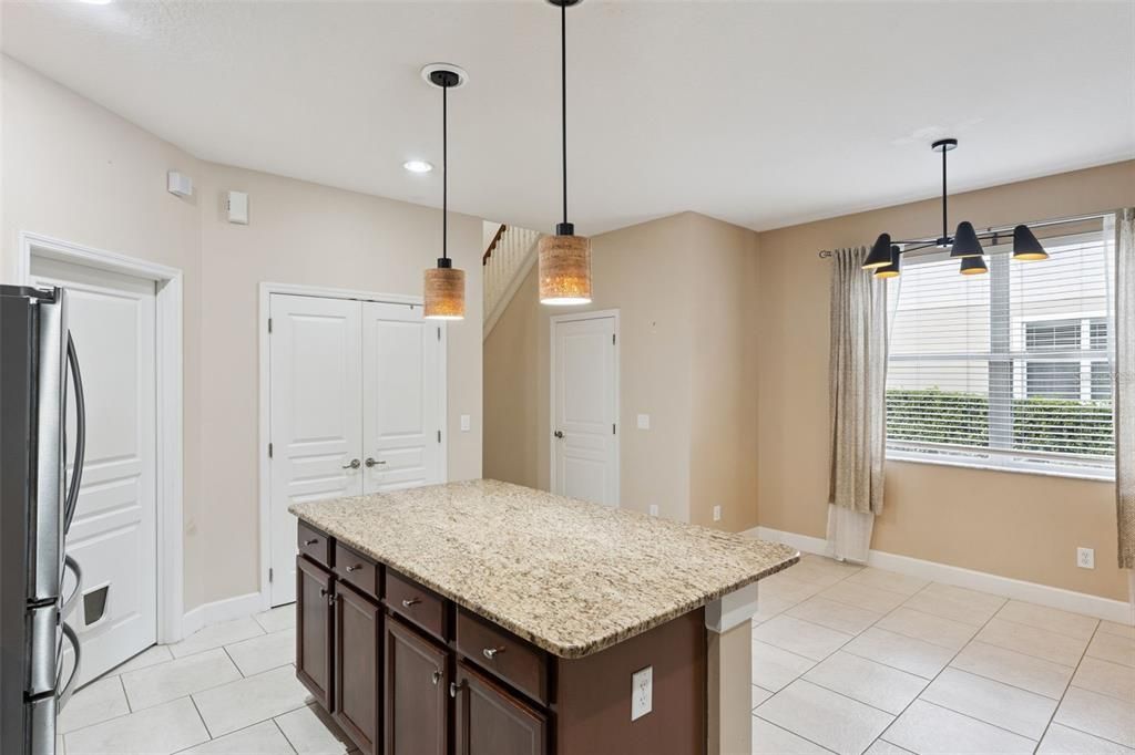 En Venta: $435,000 (4 camas, 2 baños, 2103 Pies cuadrados)