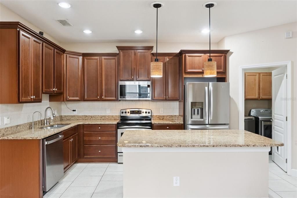 En Venta: $435,000 (4 camas, 2 baños, 2103 Pies cuadrados)