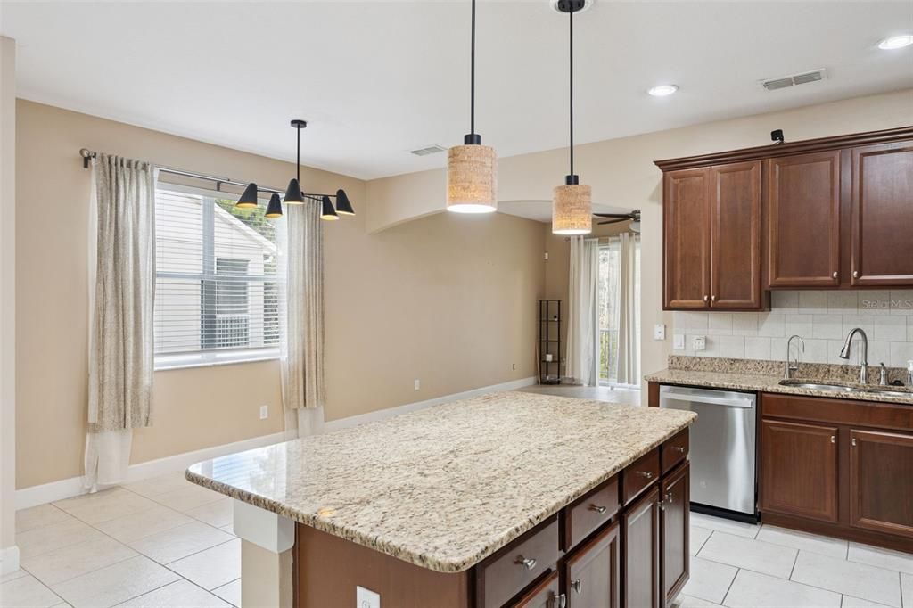 En Venta: $435,000 (4 camas, 2 baños, 2103 Pies cuadrados)