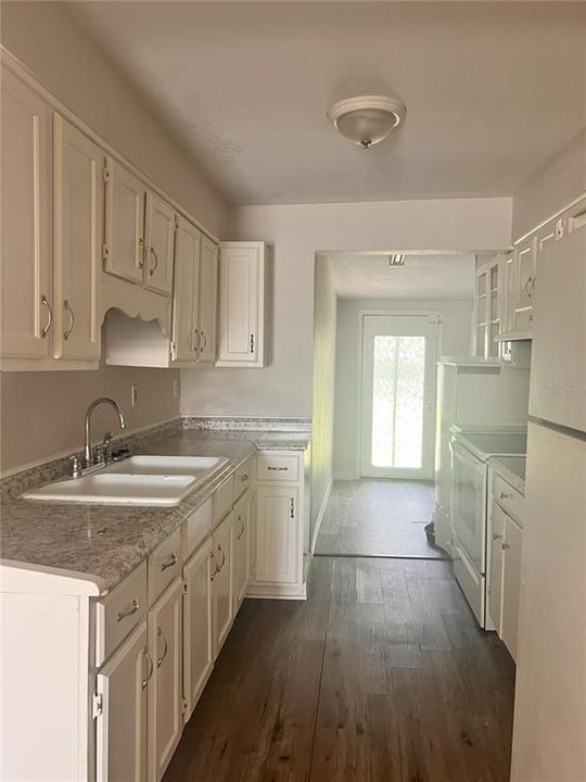 For Rent: $1,300 (2 beds, 2 baths, 800 Square Feet)