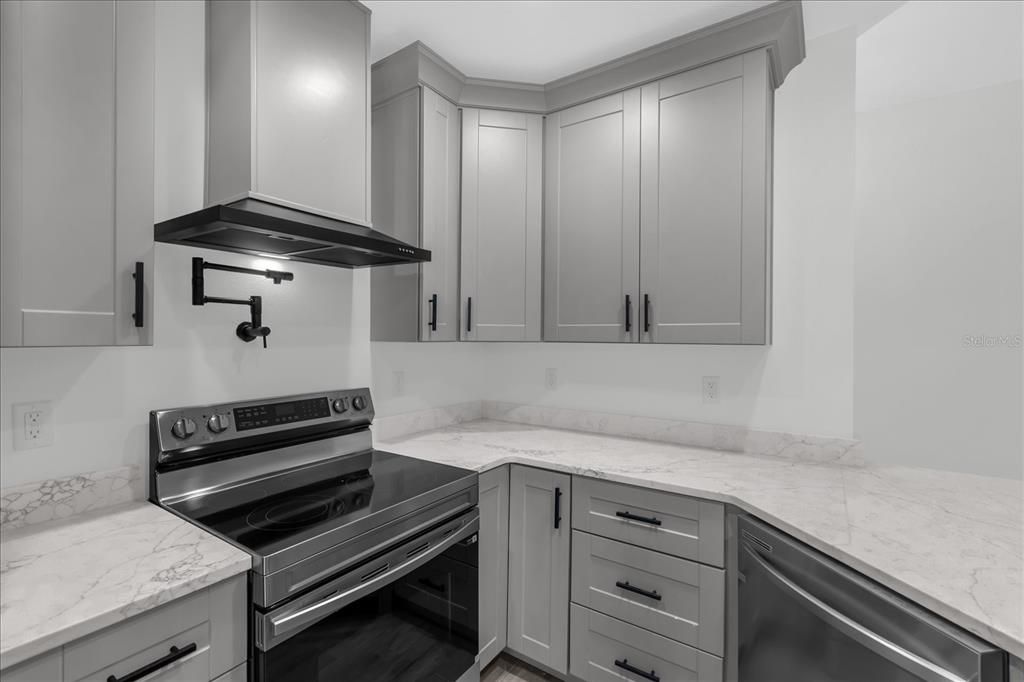 На продажу: $385,000 (4 спален, 2 ванн, 1835 Квадратных фут)