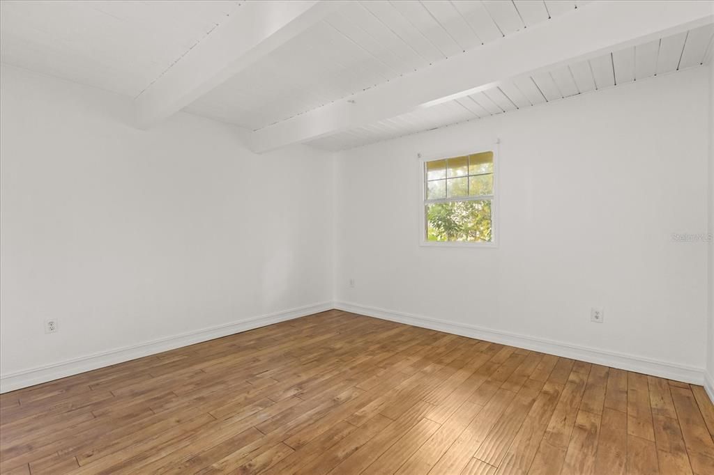 For Sale: $129,900 (1 beds, 1 baths, 715 Square Feet)