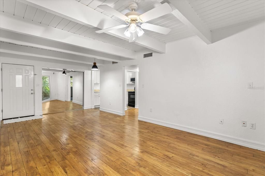 For Sale: $129,900 (1 beds, 1 baths, 715 Square Feet)