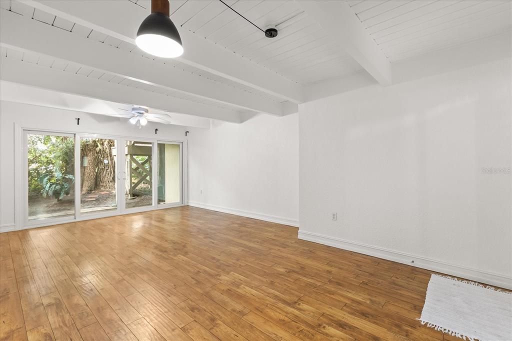 For Sale: $129,900 (1 beds, 1 baths, 715 Square Feet)