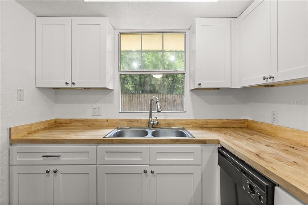 For Sale: $129,900 (1 beds, 1 baths, 715 Square Feet)