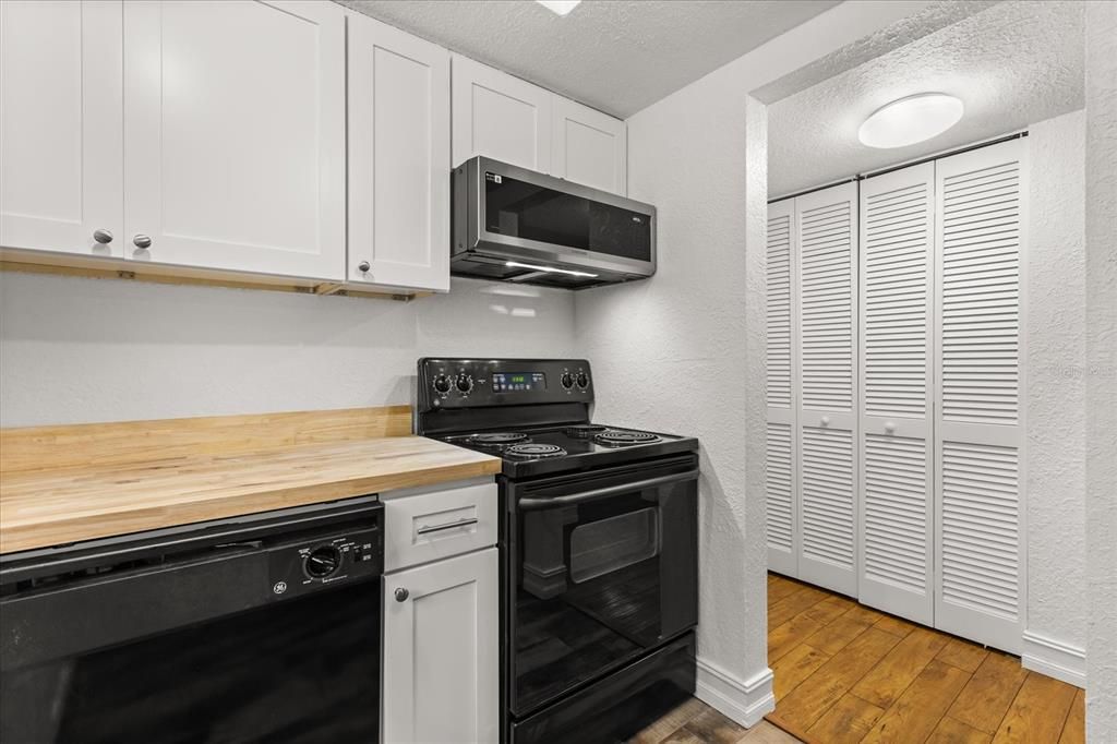 For Sale: $129,900 (1 beds, 1 baths, 715 Square Feet)
