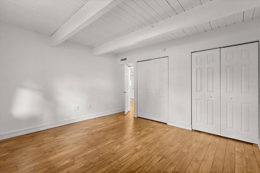 For Sale: $129,900 (1 beds, 1 baths, 715 Square Feet)