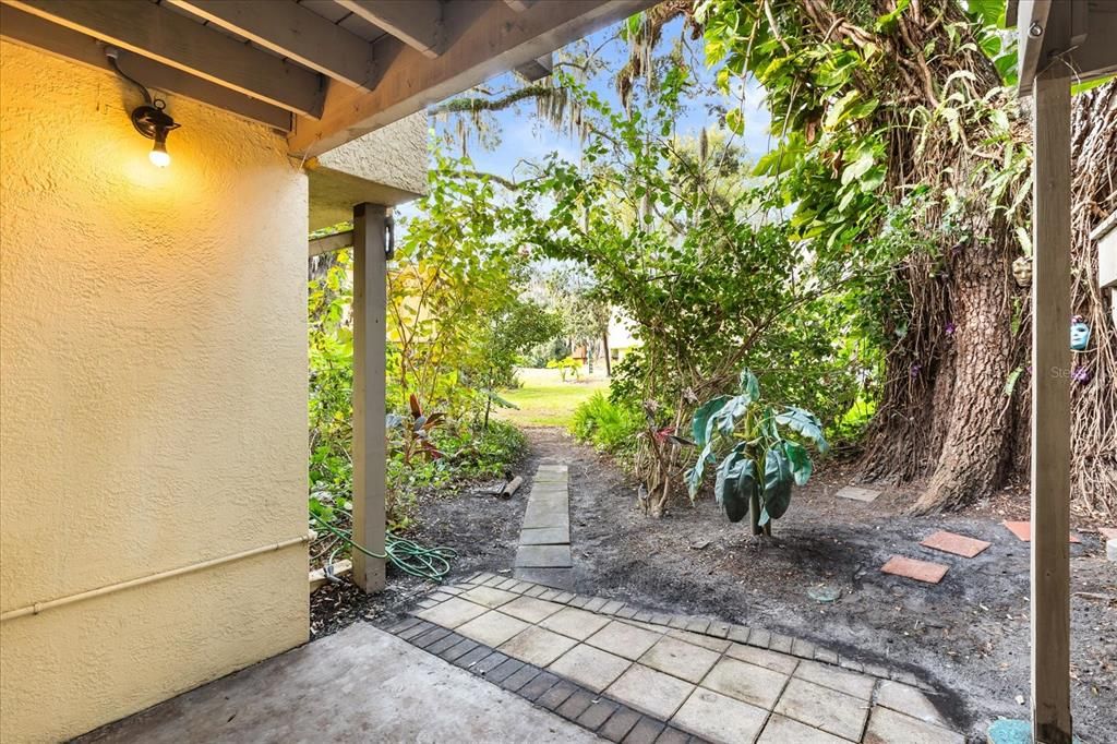 For Sale: $129,900 (1 beds, 1 baths, 715 Square Feet)