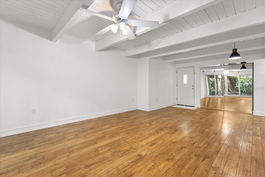 For Sale: $129,900 (1 beds, 1 baths, 715 Square Feet)