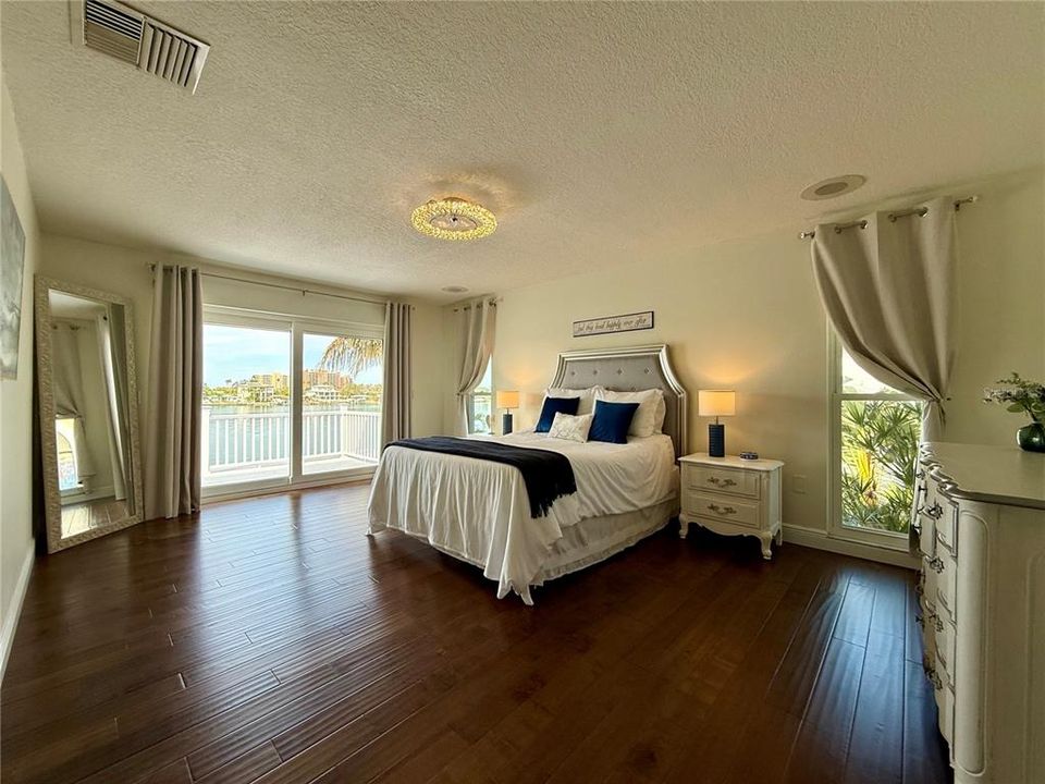 En Venta: $2,500,000 (4 camas, 3 baños, 3492 Pies cuadrados)