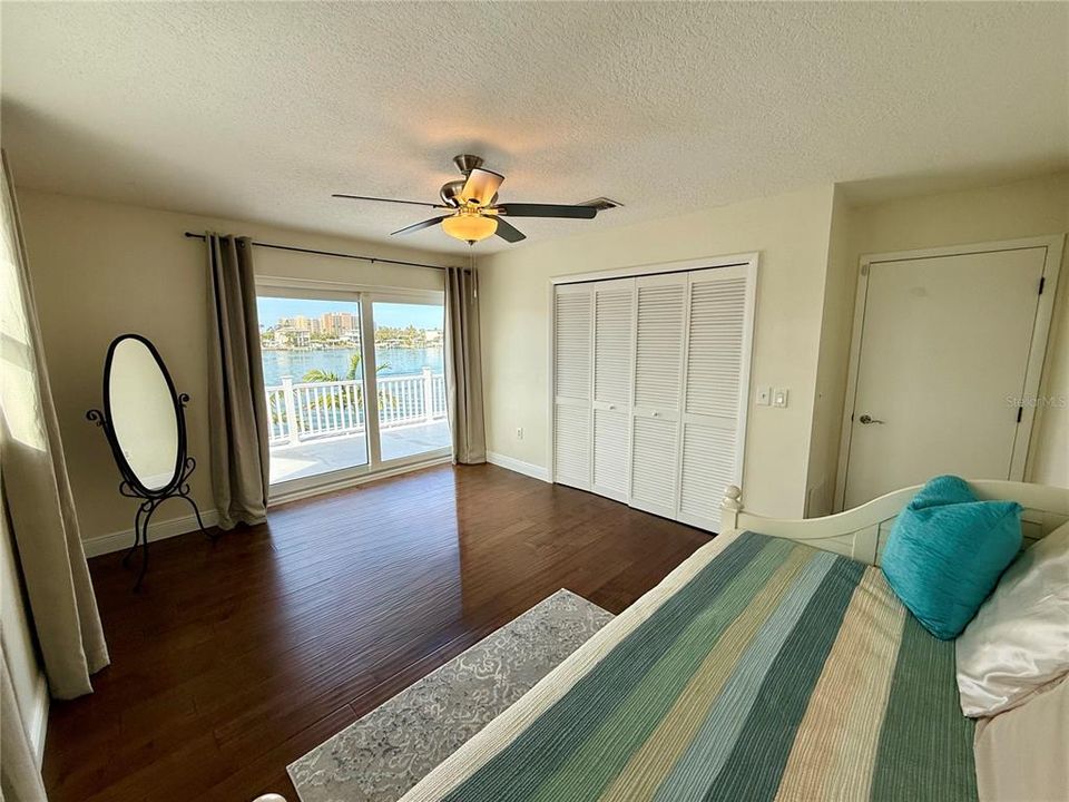 En Venta: $2,500,000 (4 camas, 3 baños, 3492 Pies cuadrados)