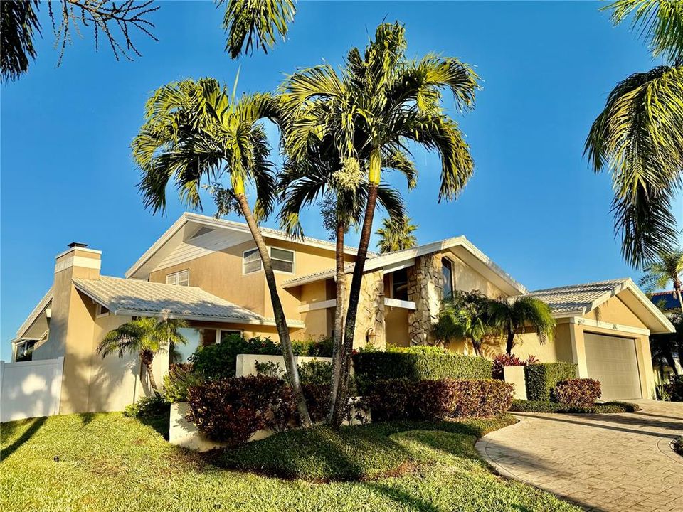 En Venta: $2,500,000 (4 camas, 3 baños, 3492 Pies cuadrados)