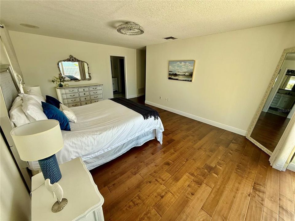 En Venta: $2,500,000 (4 camas, 3 baños, 3492 Pies cuadrados)