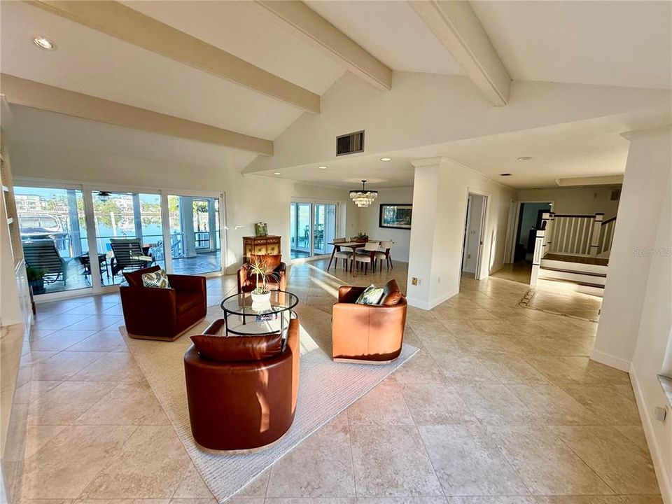 En Venta: $2,500,000 (4 camas, 3 baños, 3492 Pies cuadrados)