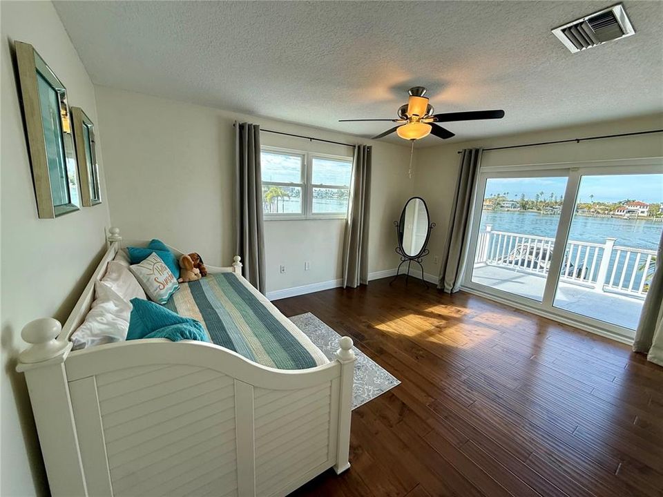 En Venta: $2,500,000 (4 camas, 3 baños, 3492 Pies cuadrados)