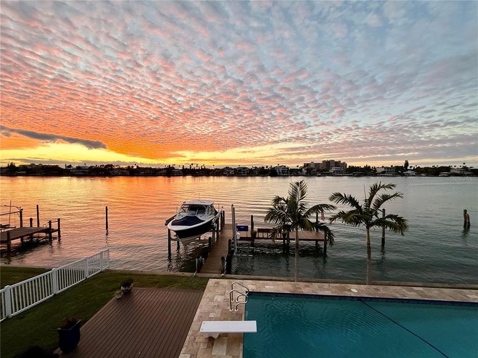 En Venta: $2,500,000 (4 camas, 3 baños, 3492 Pies cuadrados)