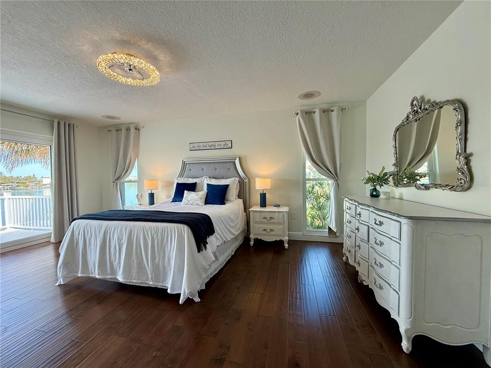 En Venta: $2,500,000 (4 camas, 3 baños, 3492 Pies cuadrados)