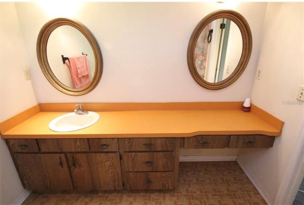 待售: $385,000 (3 贝兹, 2 浴室, 2083 平方英尺)