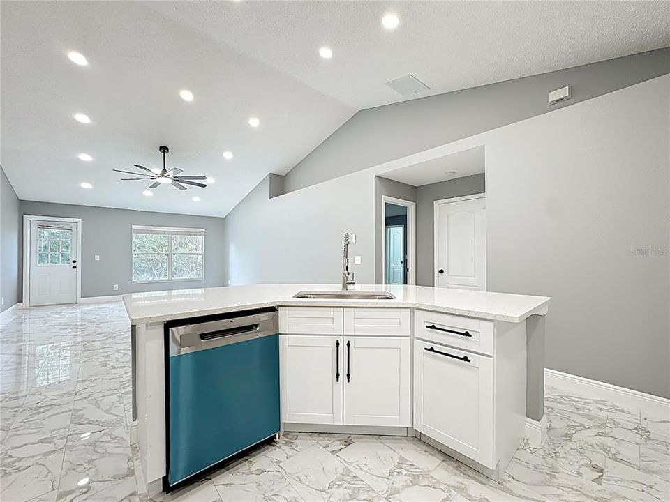 待售: $550,000 (5 贝兹, 3 浴室, 2475 平方英尺)