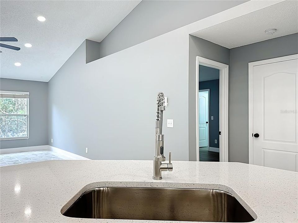 待售: $550,000 (5 贝兹, 3 浴室, 2475 平方英尺)