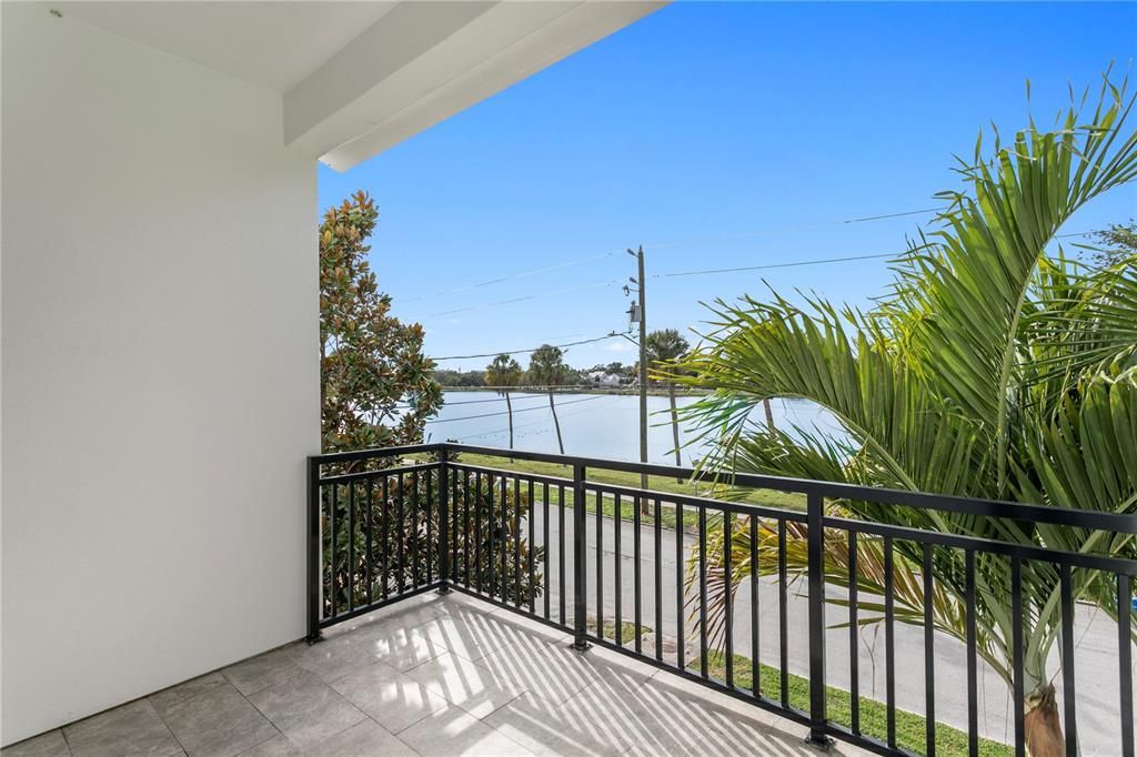 En Venta: $1,299,900 (3 camas, 3 baños, 2550 Pies cuadrados)