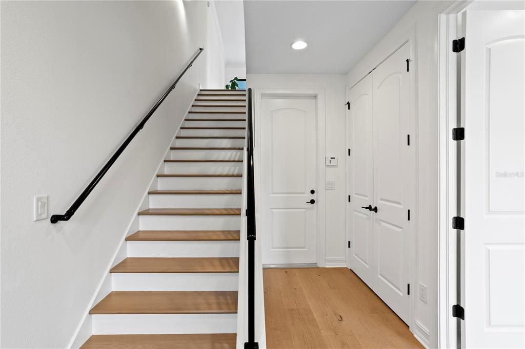 En Venta: $1,299,900 (3 camas, 3 baños, 2550 Pies cuadrados)