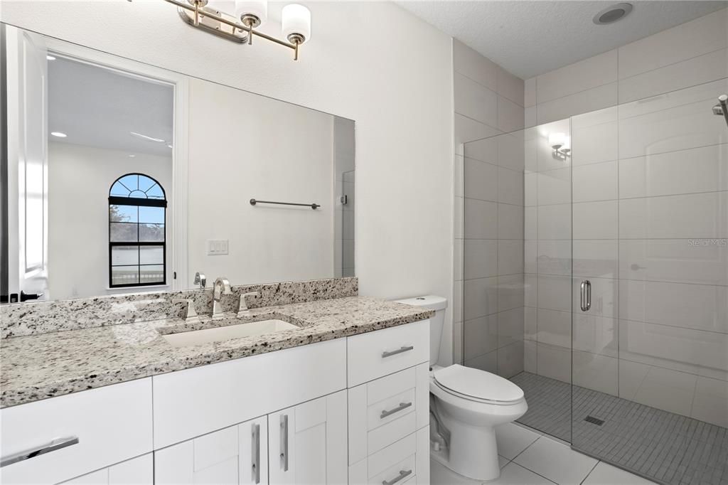 En Venta: $1,299,900 (3 camas, 3 baños, 2550 Pies cuadrados)