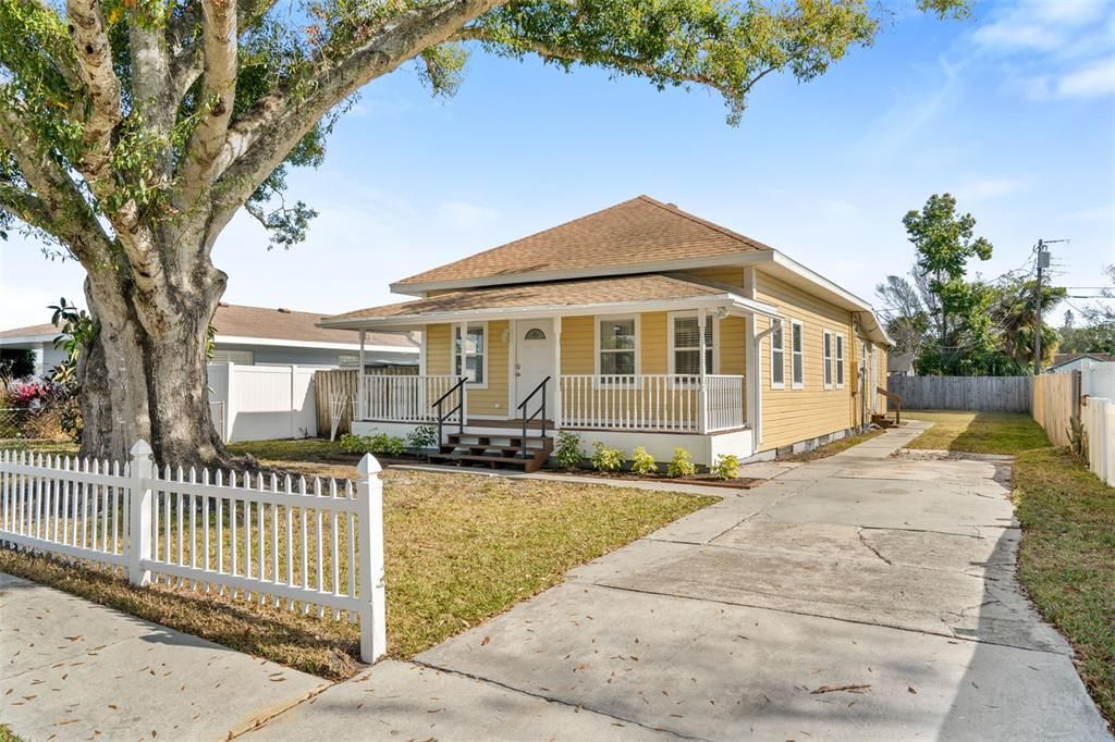 For Sale: $299,900 (3 beds, 2 baths, 1296 Square Feet)