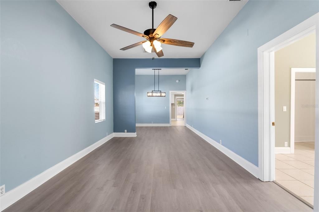 For Sale: $299,900 (3 beds, 2 baths, 1296 Square Feet)