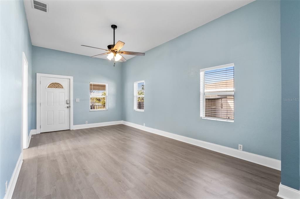 For Sale: $299,900 (3 beds, 2 baths, 1296 Square Feet)