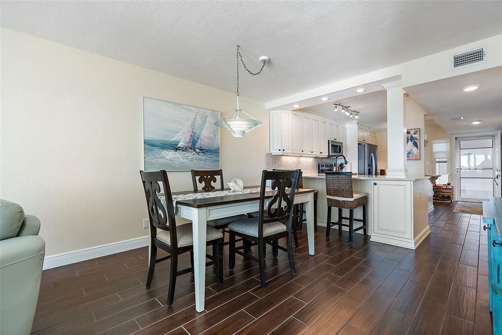 待售: $649,900 (2 贝兹, 2 浴室, 1160 平方英尺)